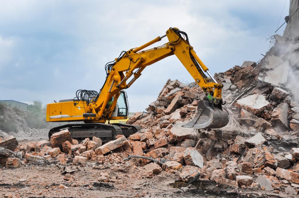 Engin de chantier démolissant un bâtiment